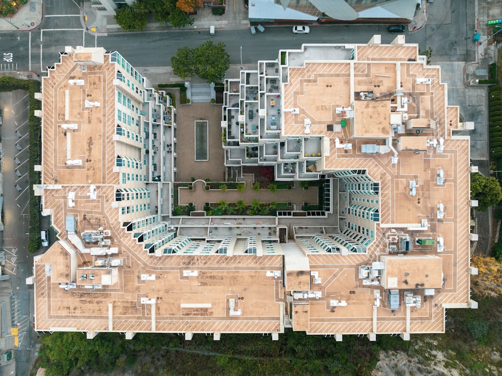 uma vista aérea de um edifício com vários andares