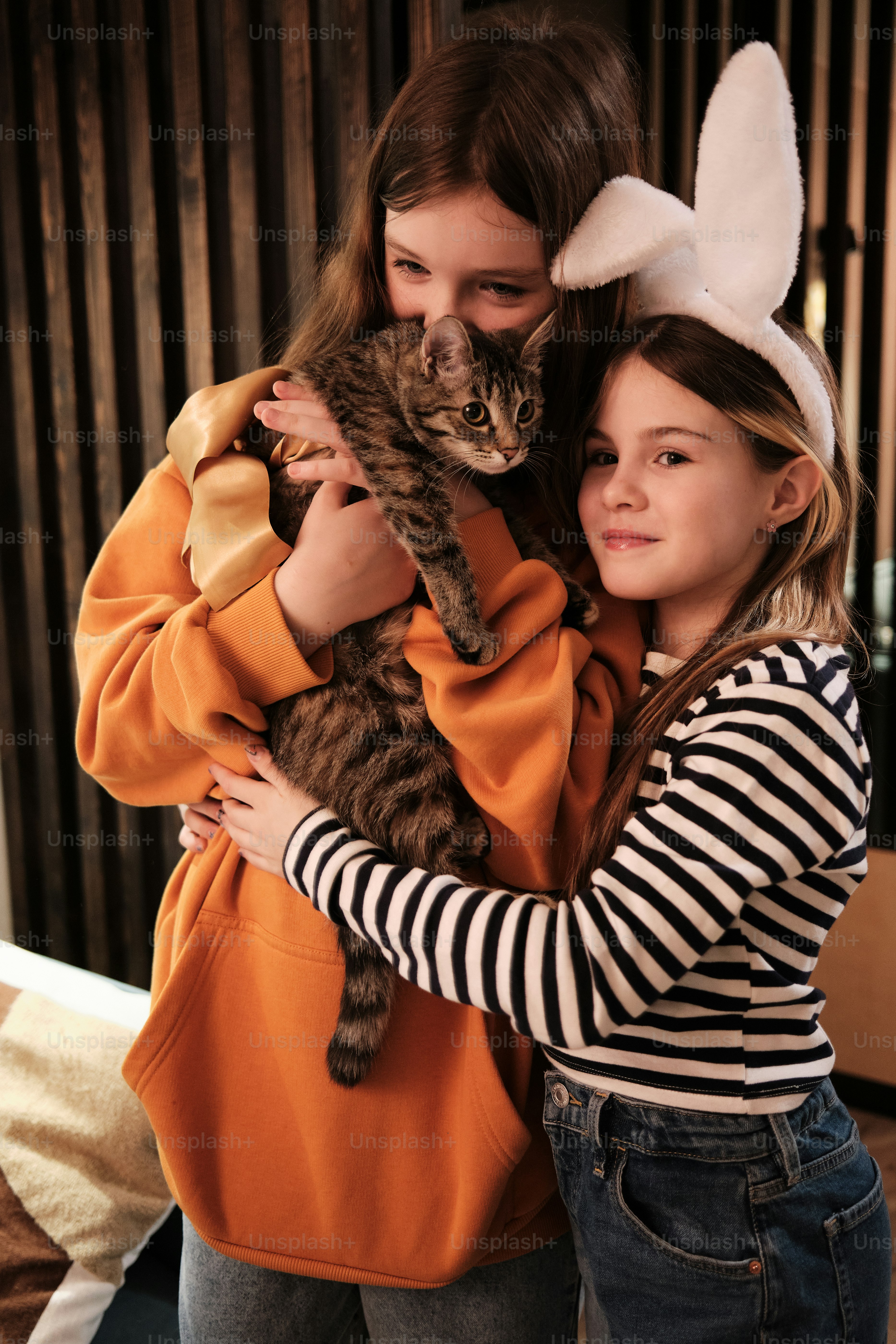 Two girls in bunny ears hugging a cat photo – Freunde Image on Unsplash