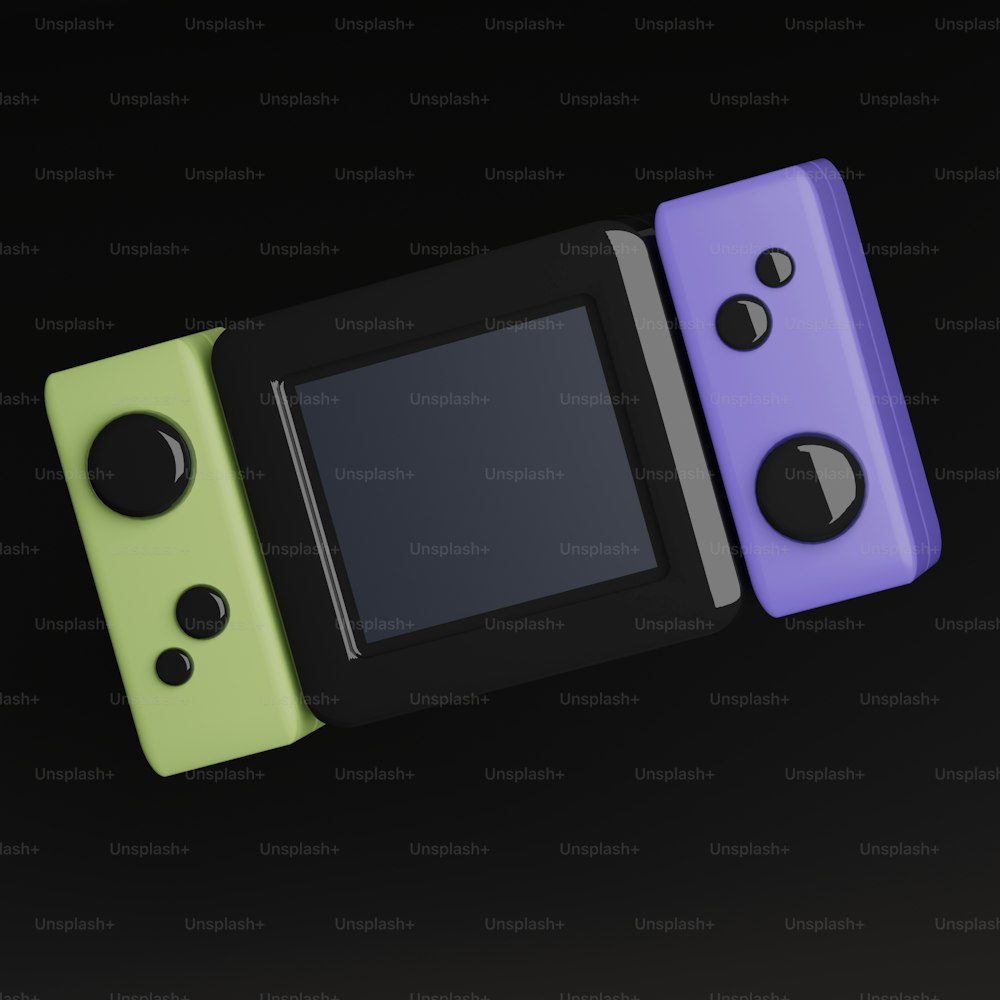 Tres controladores de Nintendo Wii de diferentes colores sentados uno al lado del otro
