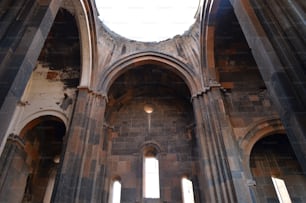 l’intérieur d’une grande cathédrale avec un puits de lumière