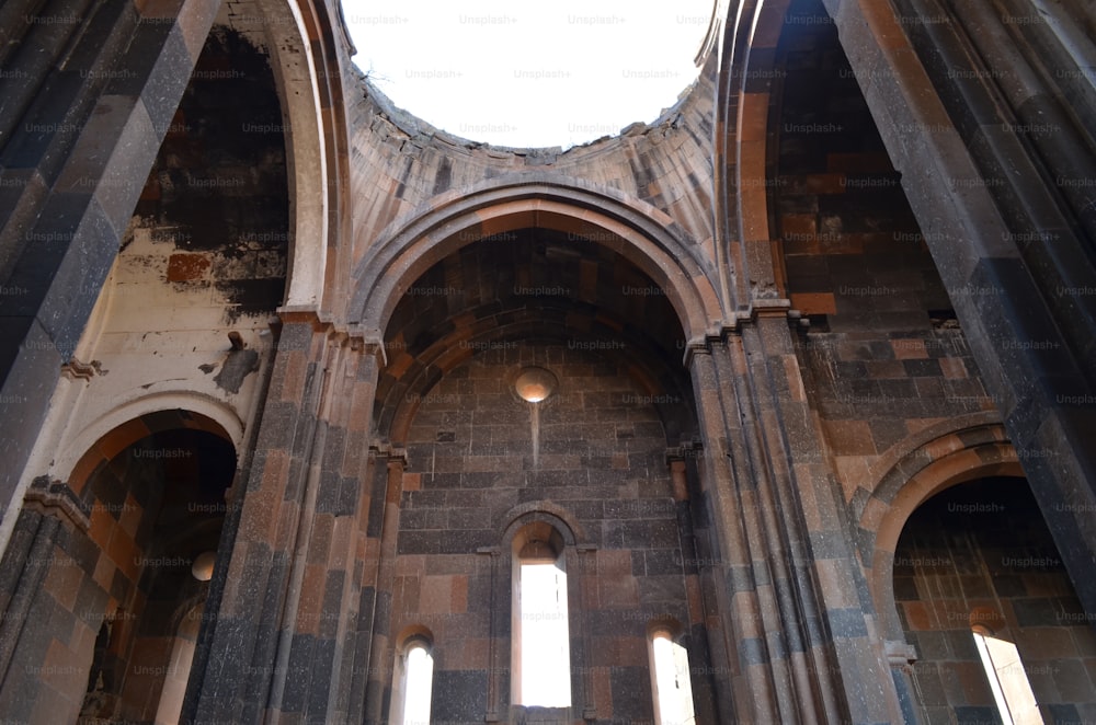 Das Innere einer großen Kathedrale mit einem Oberlicht