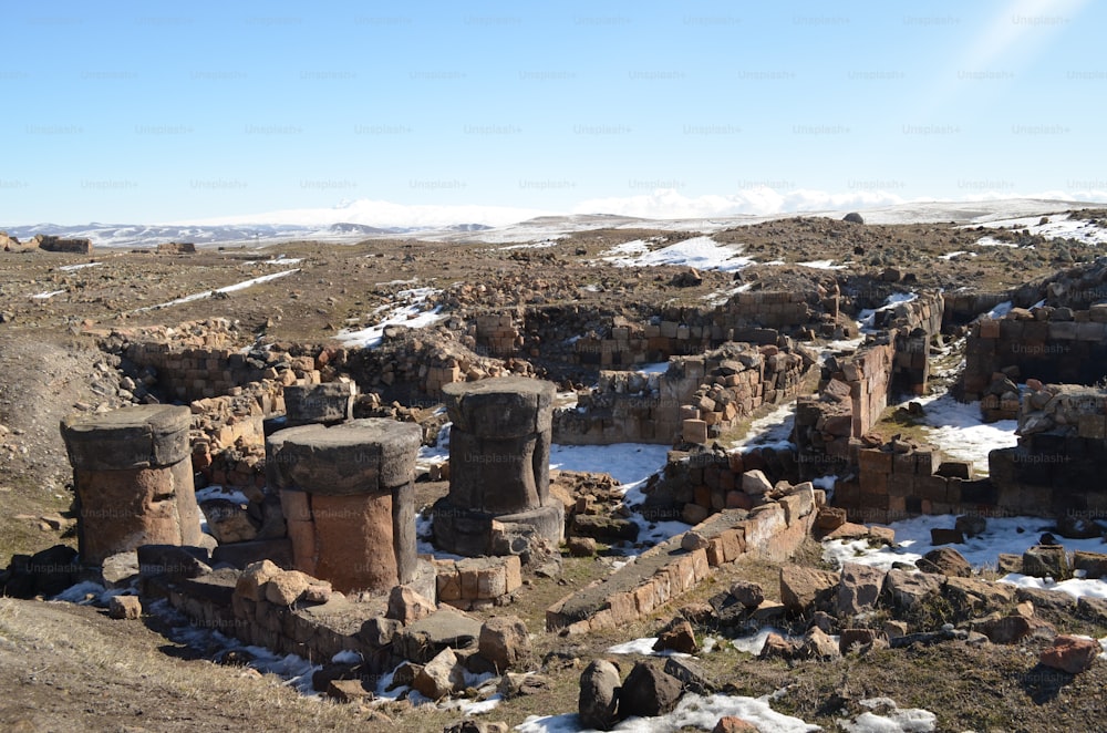 Die Ruinen der antiken Stadt sind mit Schnee bedeckt