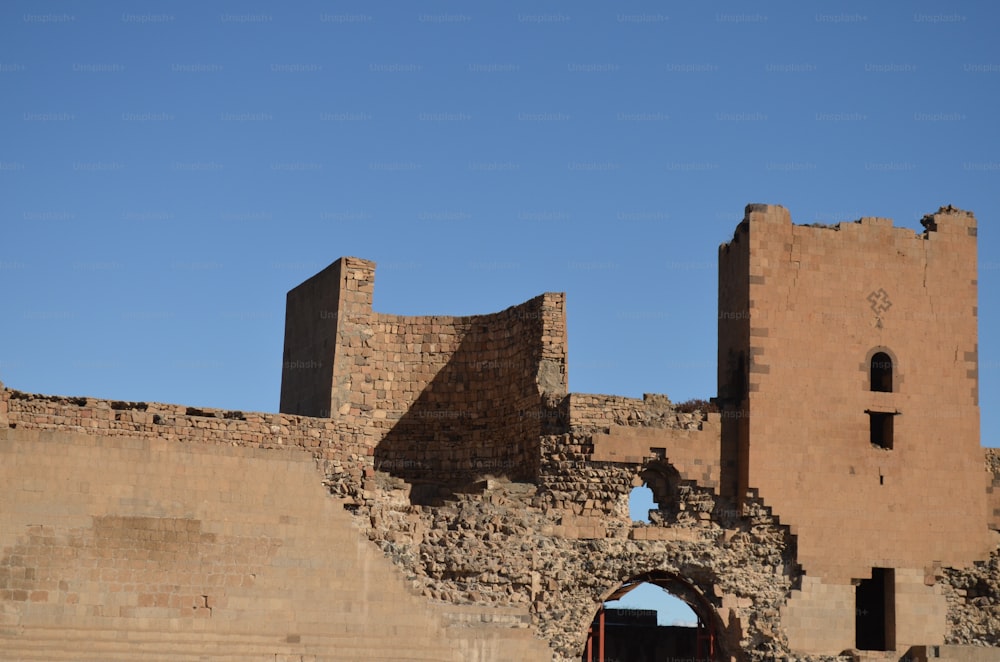 Un gran edificio de ladrillo con un reloj en su lado