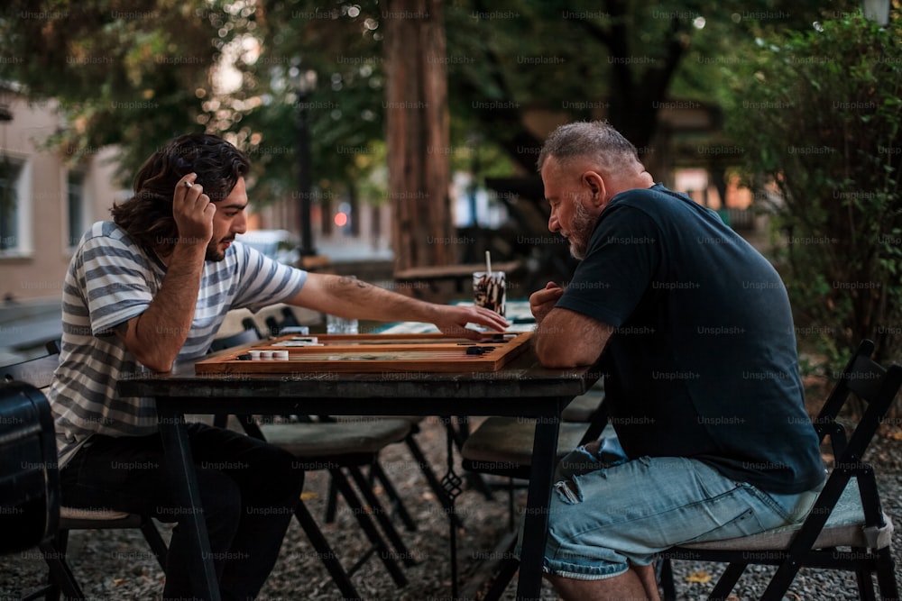 um homem e uma mulher jogando um jogo de xadrez