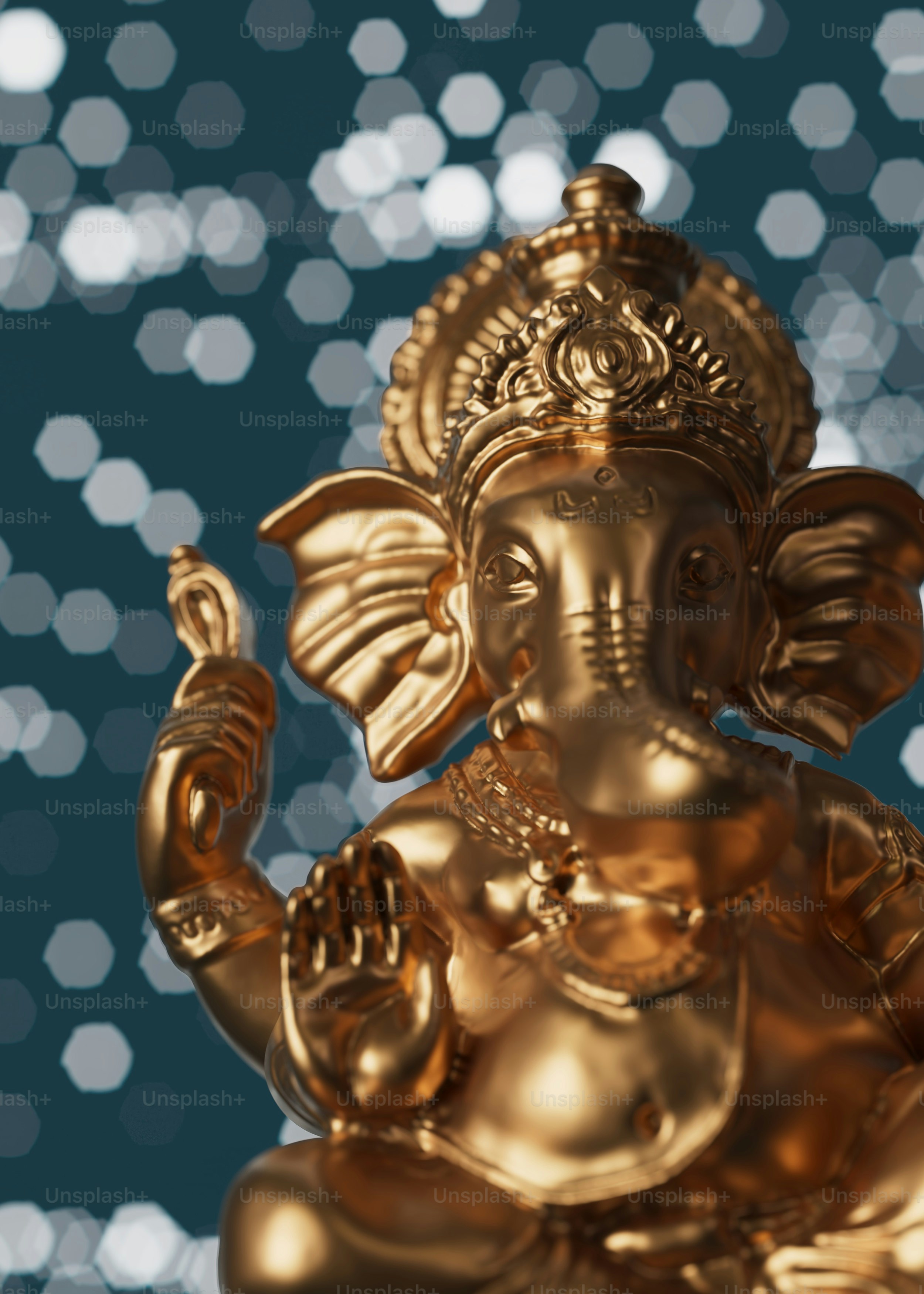 Eine goldene Statue eines Elefanten, der auf einem Tisch sitzt