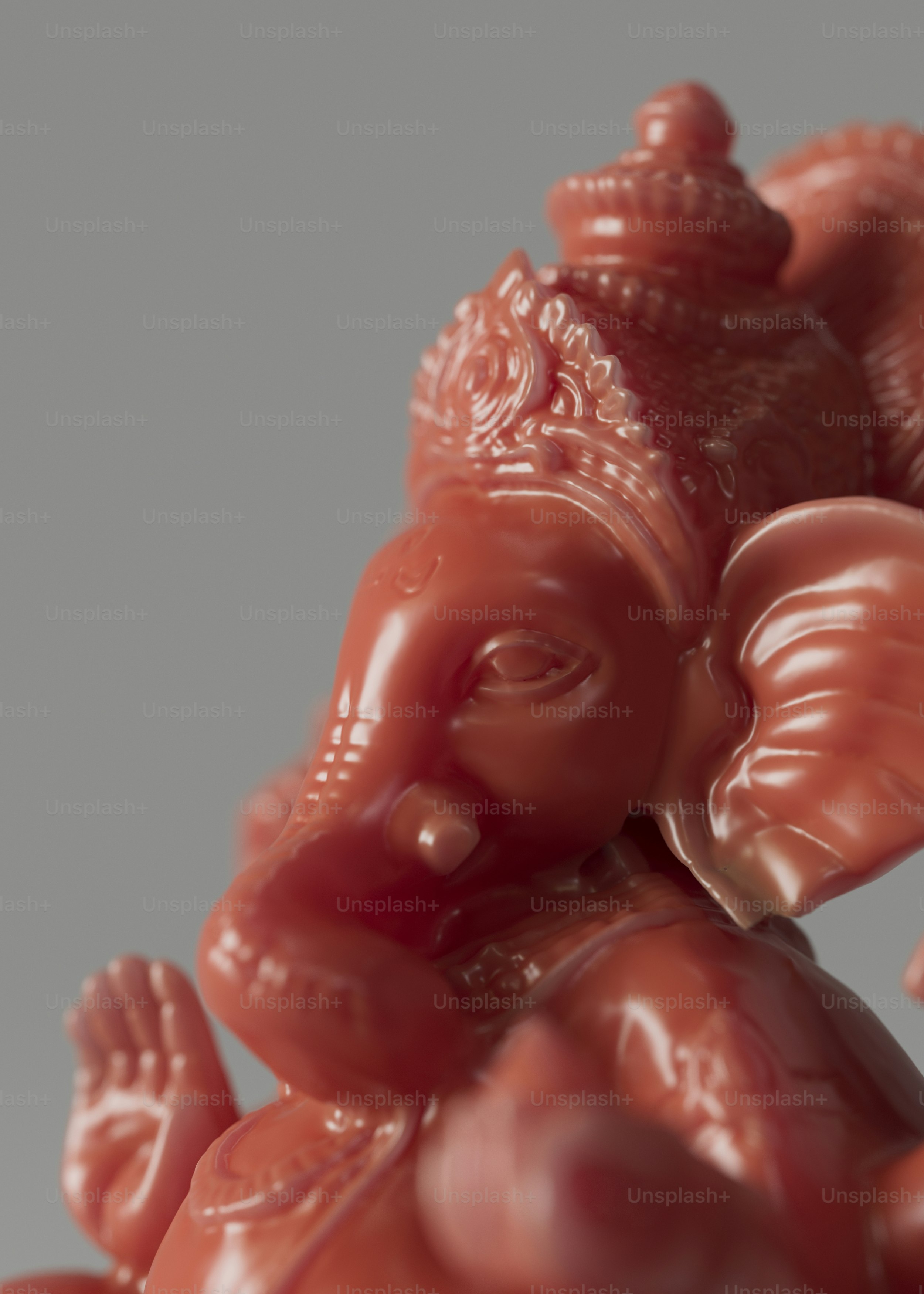 Eine Elefantenstatue sitzt auf einem Tisch