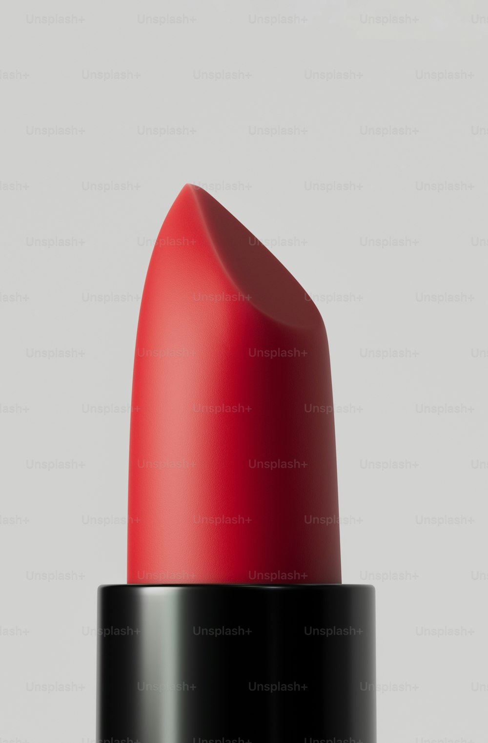 eine Nahaufnahme eines roten Lippenstifts auf weißem Hintergrund
