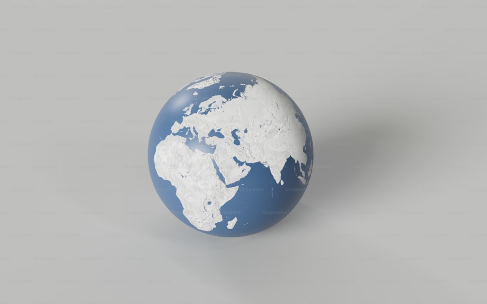 un globe bleu et blanc sur fond gris