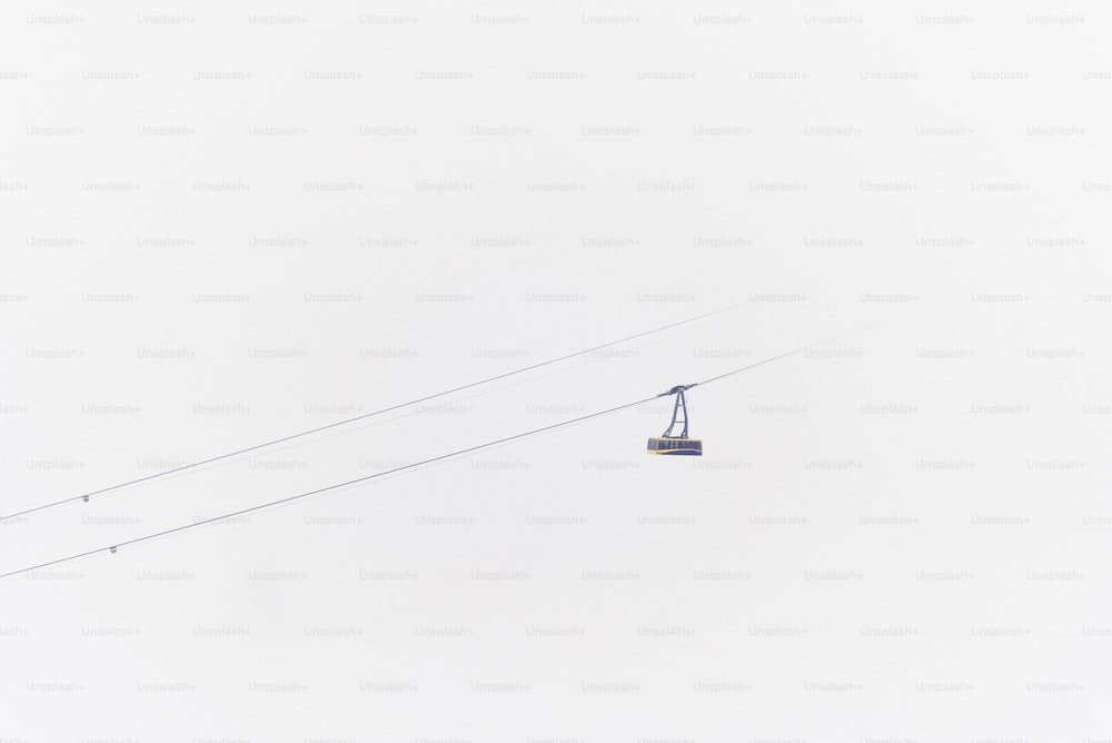 Ein Skilift, der an einem Seil am Himmel hängt