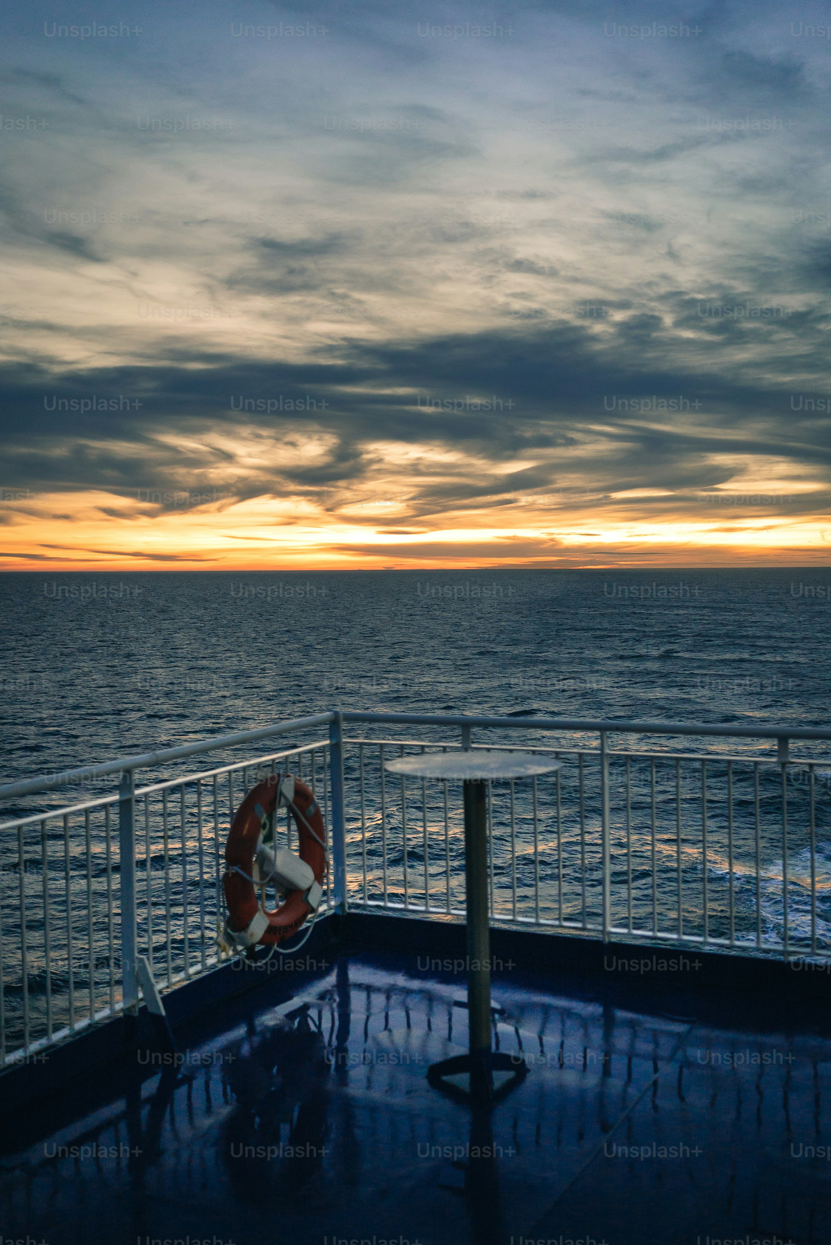 le pont d’un navire avec une bouée de sauvetage au premier plan