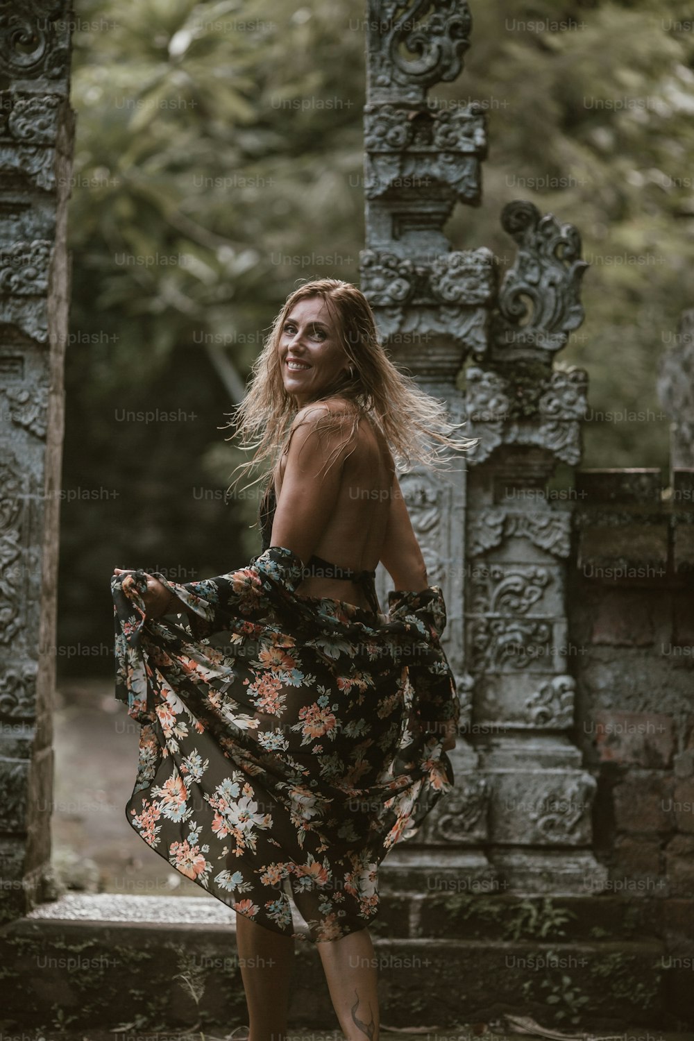 Eine Frau in einem Blumenkleid posiert für ein Foto