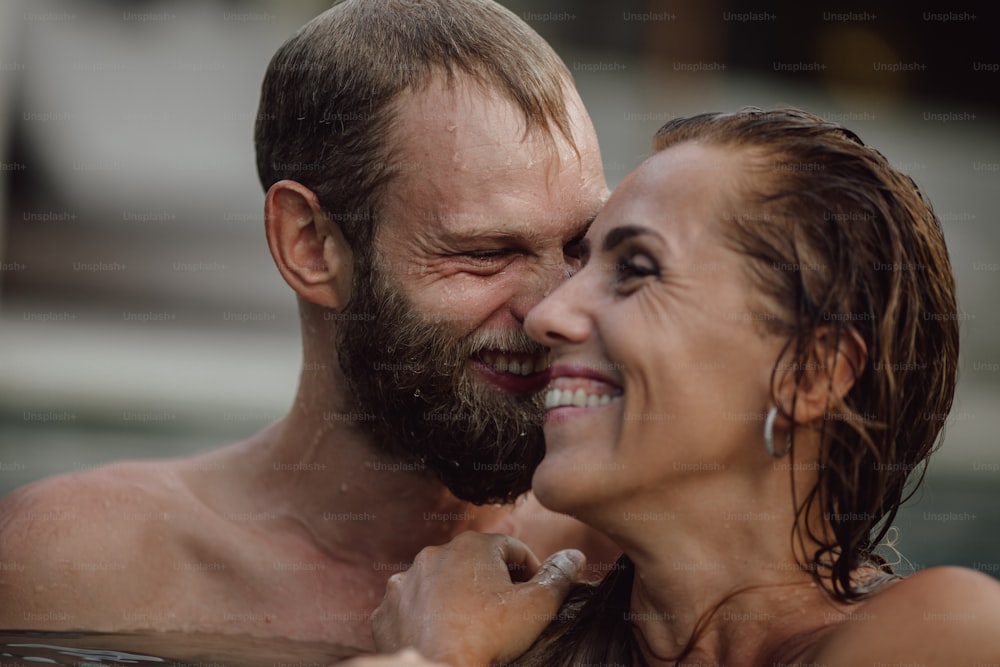 Un hombre y una mujer están en el agua