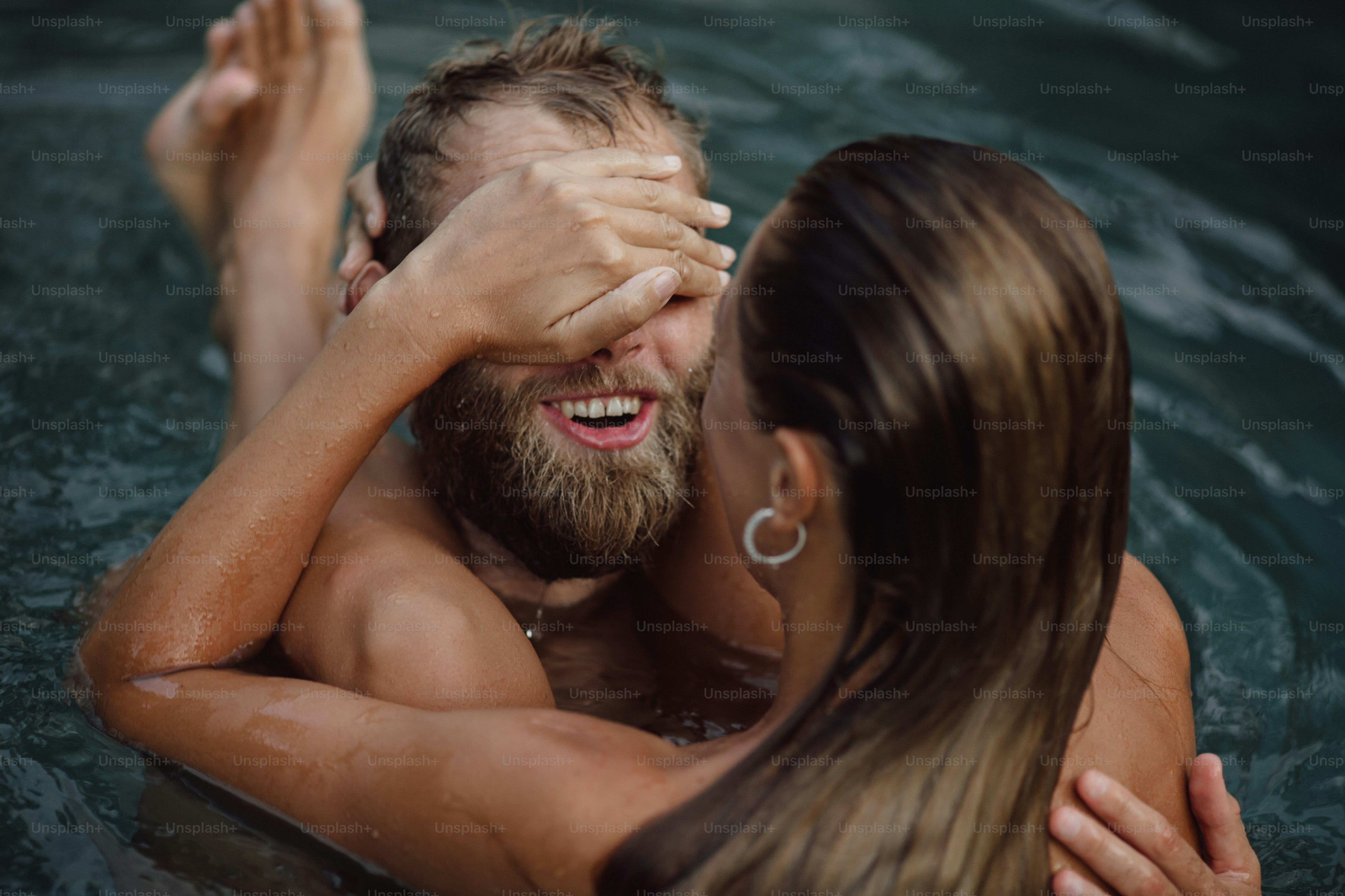 un uomo e una donna sono nell'acqua