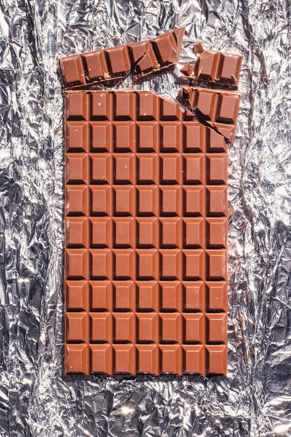 ブリキ箔の上のチョコレートバーのクローズアップ