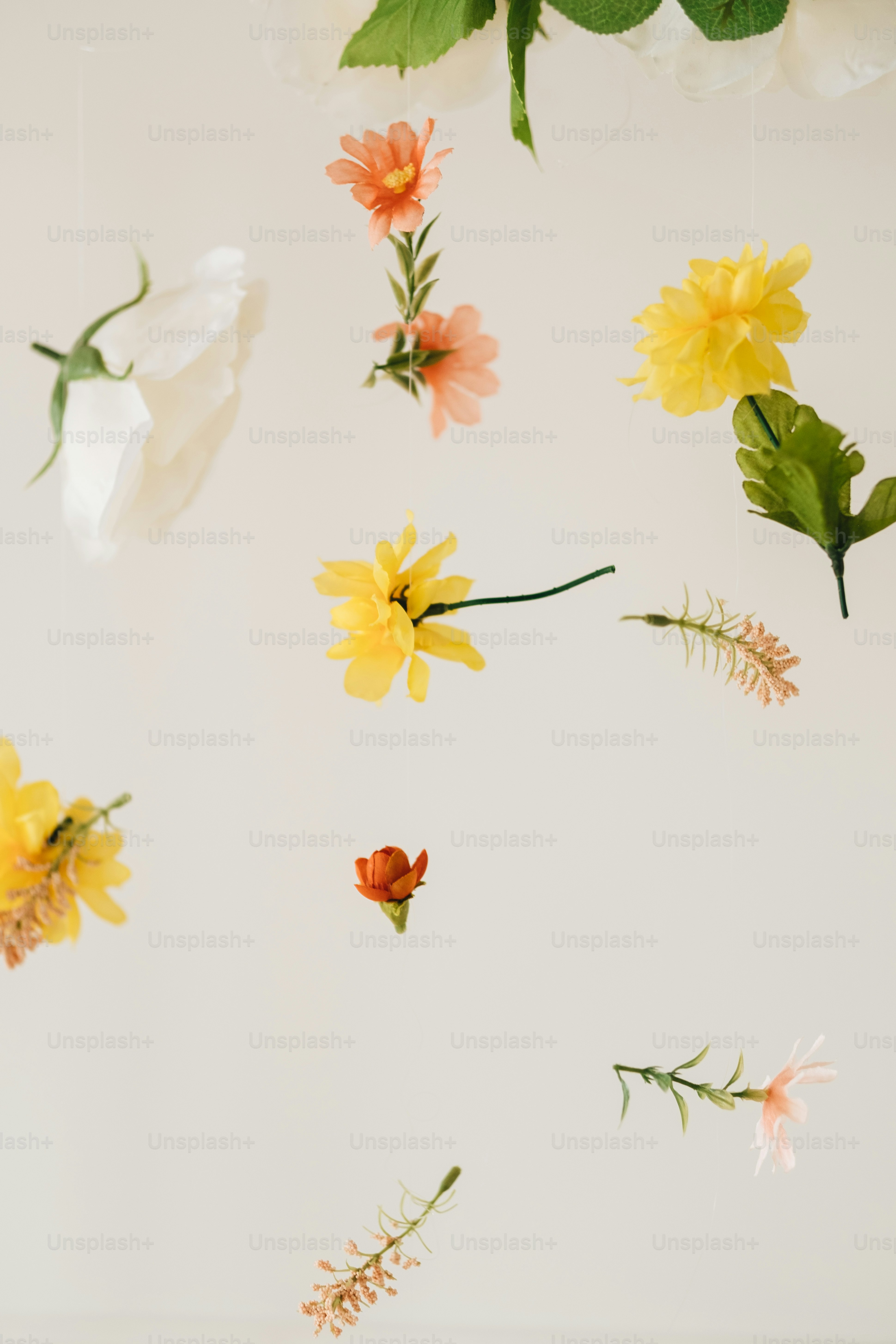 Ein Blumenstrauß hängt von der Decke