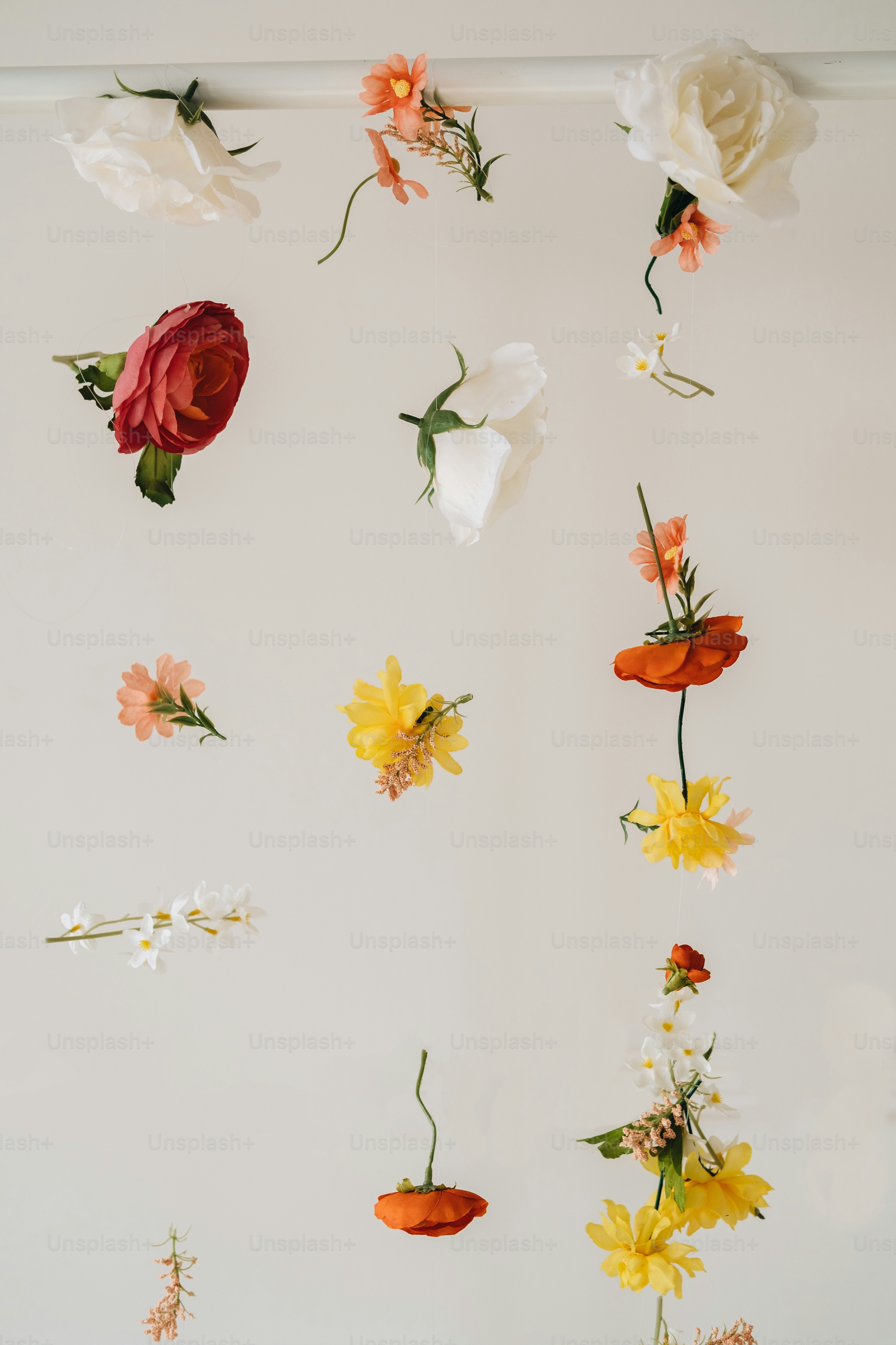 Ein Blumenstrauß hängt von der Decke