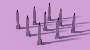 Eine Gruppe spitzer Objekte auf violettem Hintergrund