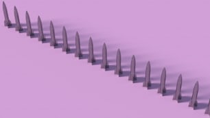 Una fila di coltelli seduti sopra una superficie viola