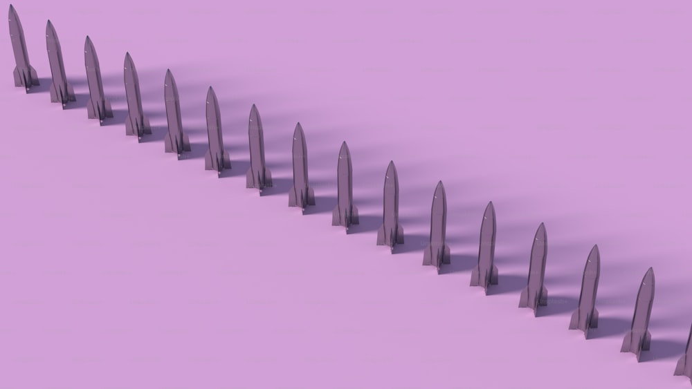 une rangée de couteaux assis sur une surface violette