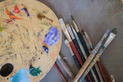 A paint palette and a spatula on a table photo – Oil paint Image