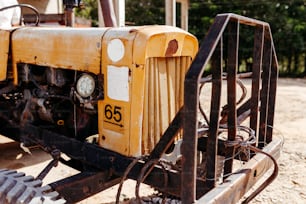 a close up of the front end of a tractor