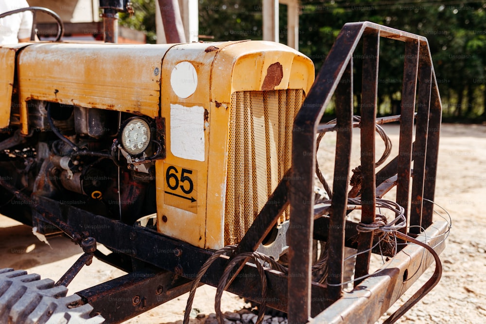 Un primer plano de la parte delantera de un tractor