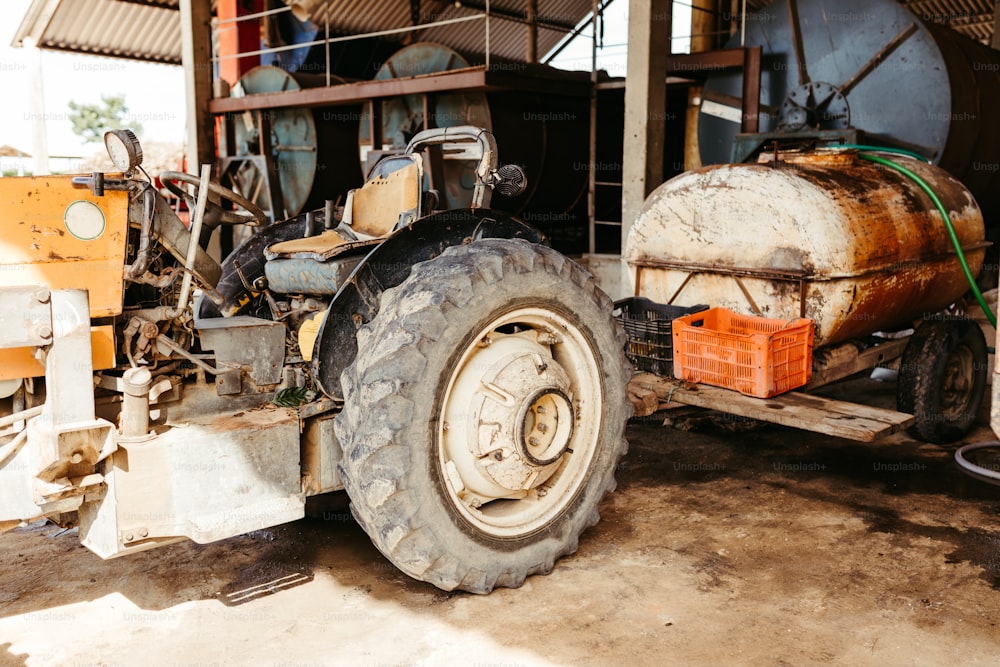 un tracteur avec un gros pneu stationné devant un immeuble
