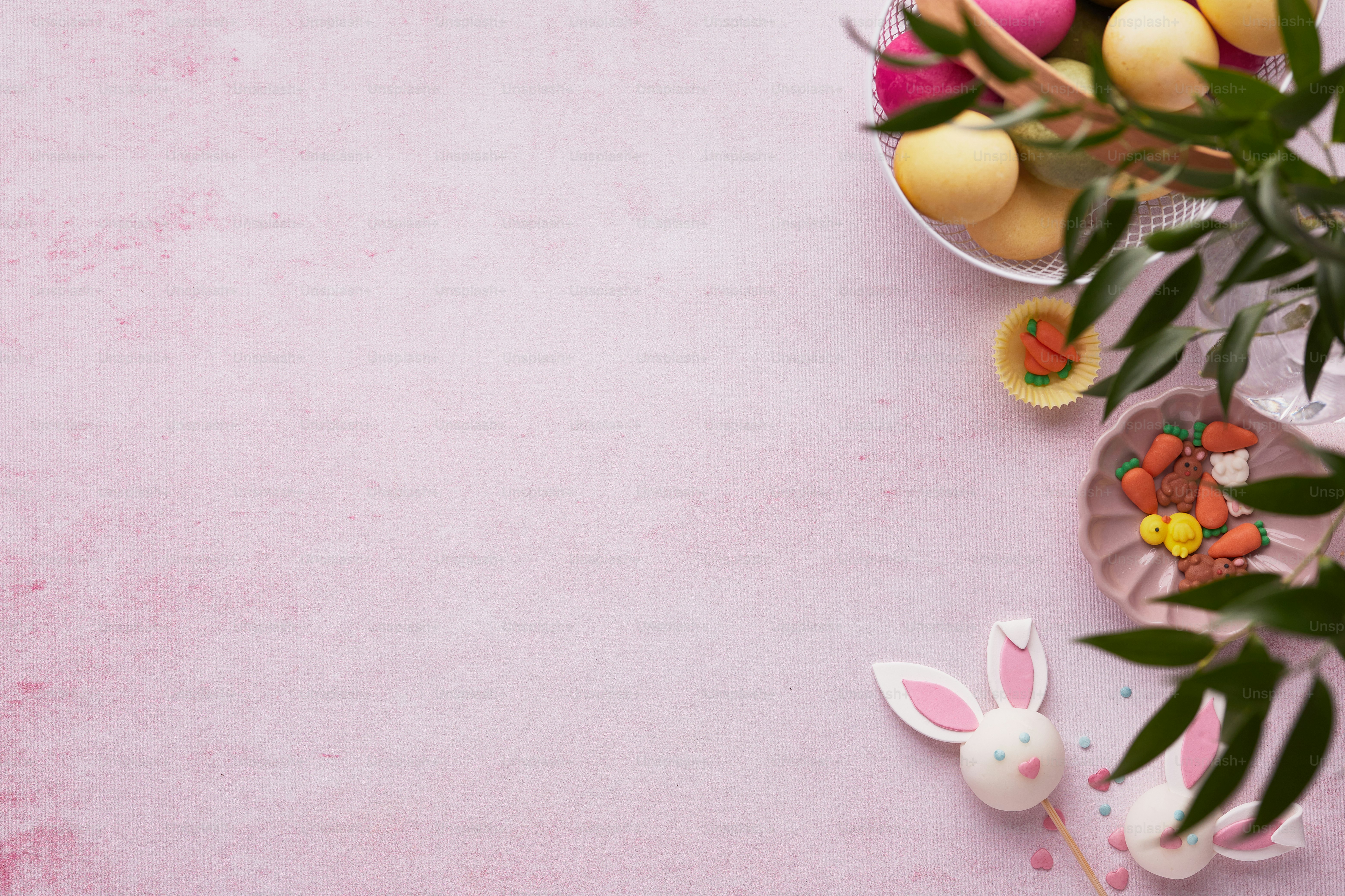 ein rosa Tisch mit vielen dekorierten Eiern