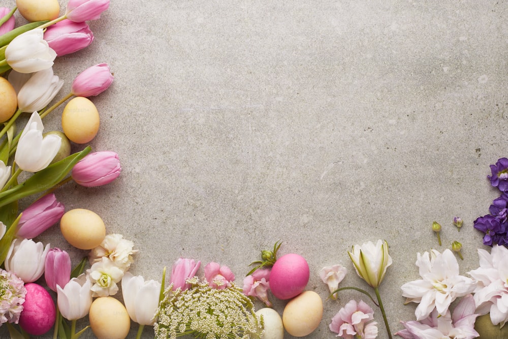 un bouquet de fleurs et d’œufs sur une table