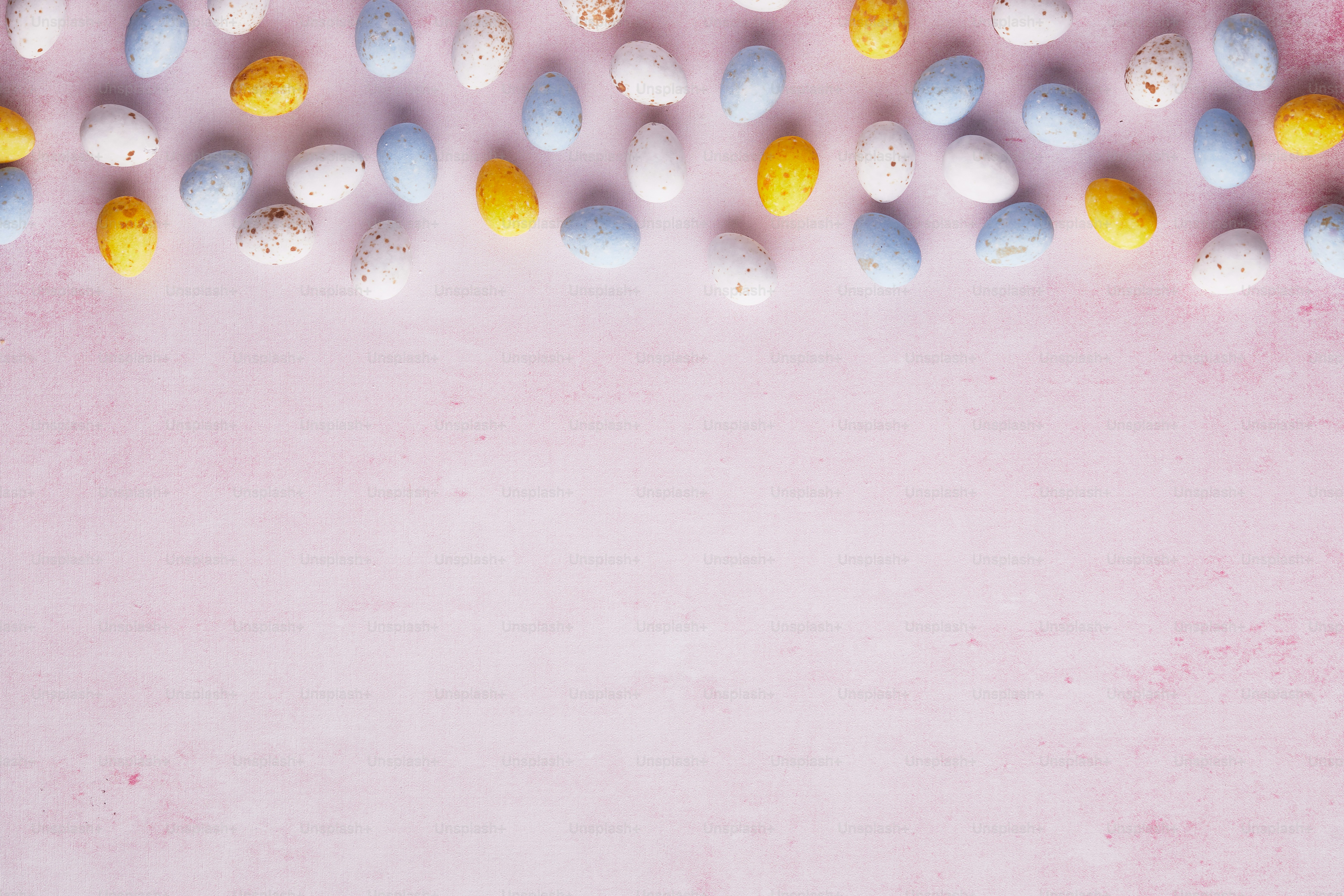 un fond rose avec un bouquet d’œufs dessus