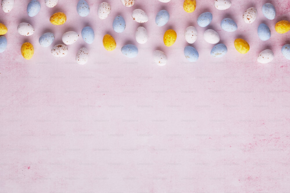 ein rosa Hintergrund mit einem Bündel Eier darauf