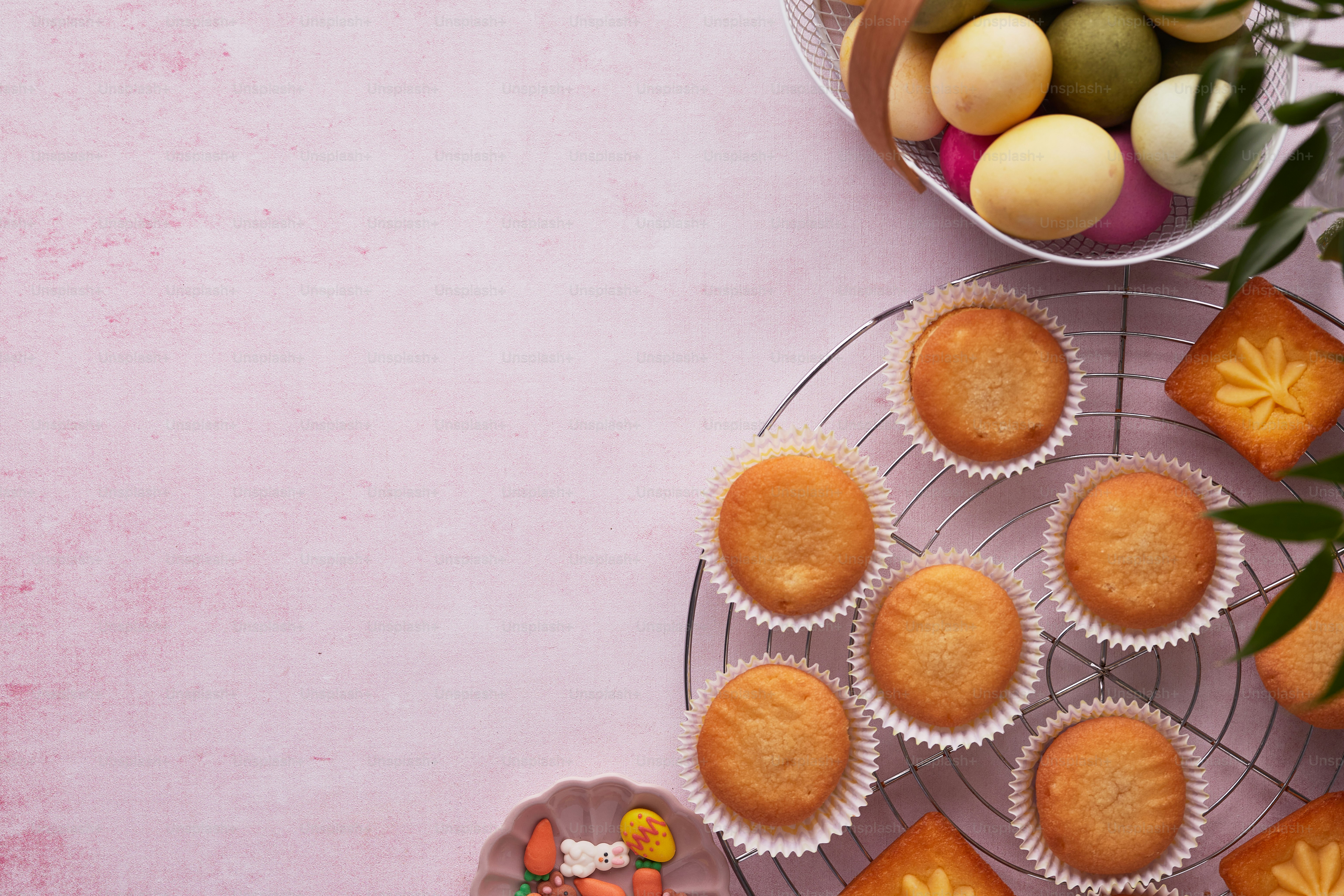 um prato de cupcakes ao lado de uma tigela de frutas
