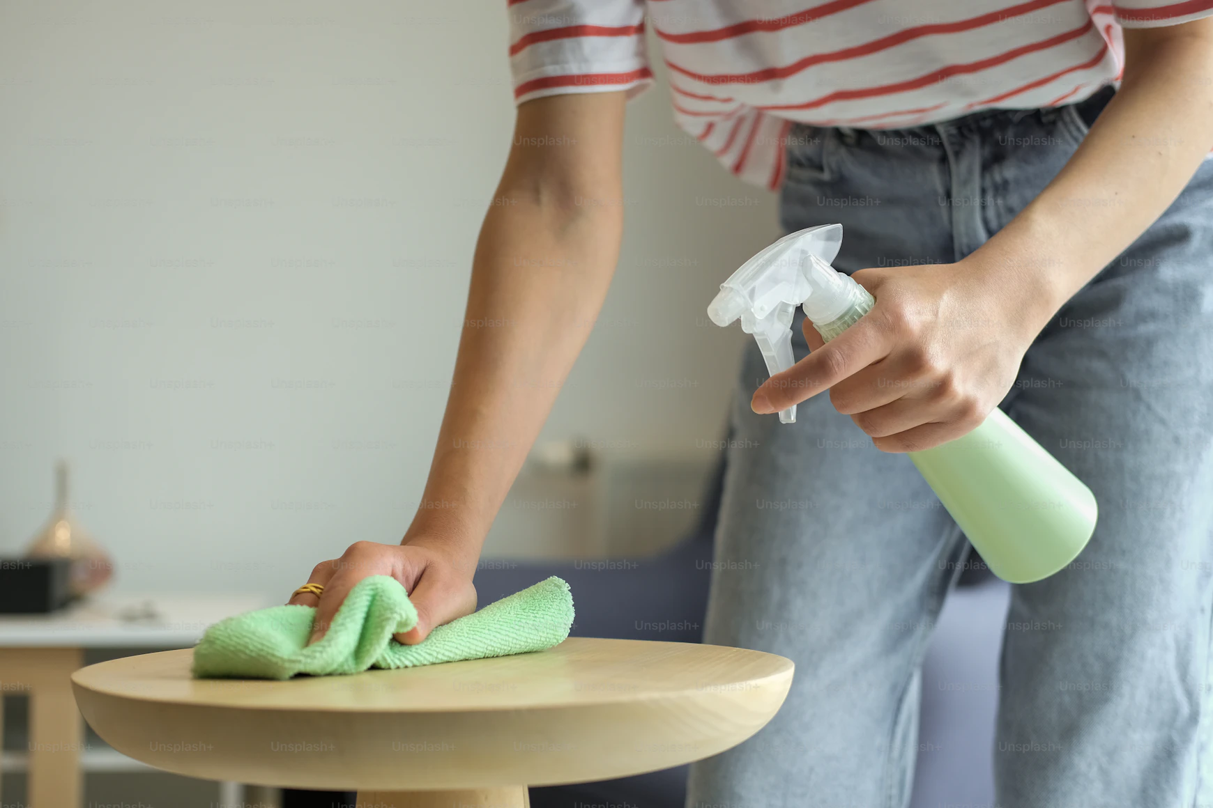 Professionele schoonmaakster aan het werk