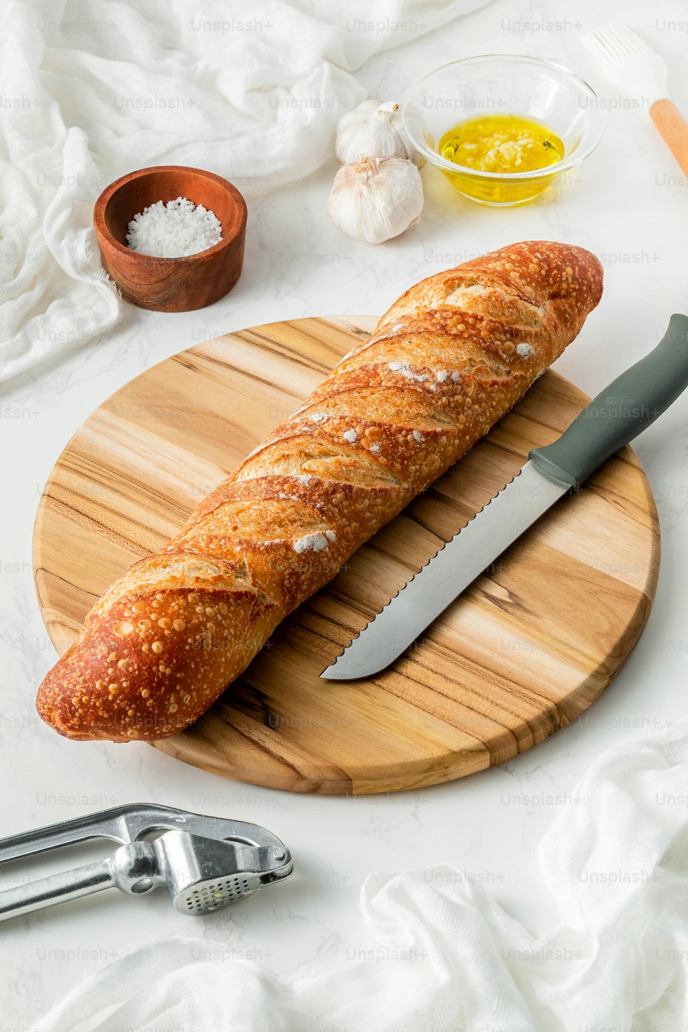 ein Laib Brot auf einem Schneidebrett mit einem Messer