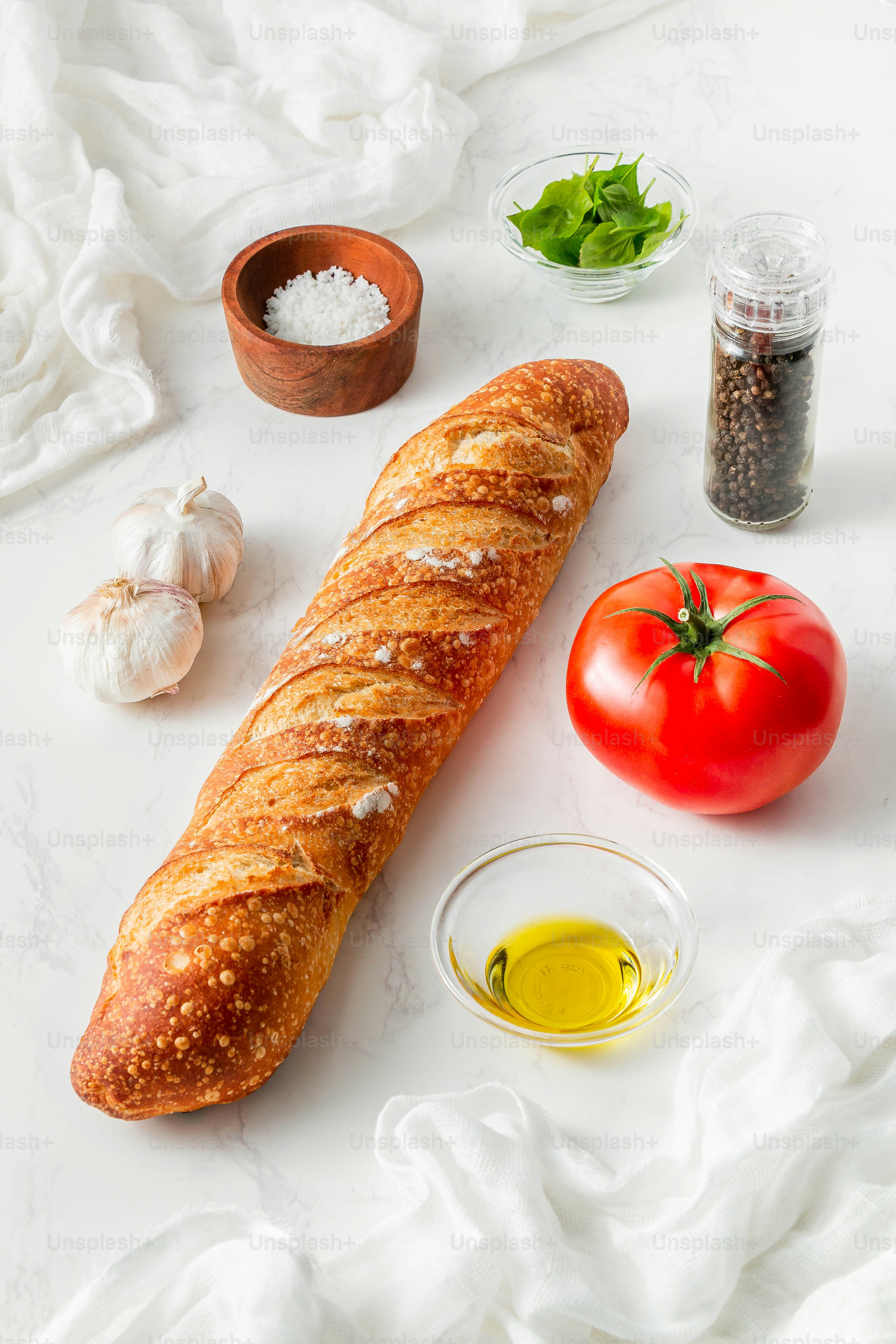 Una barra de pan encima de un mostrador blanco