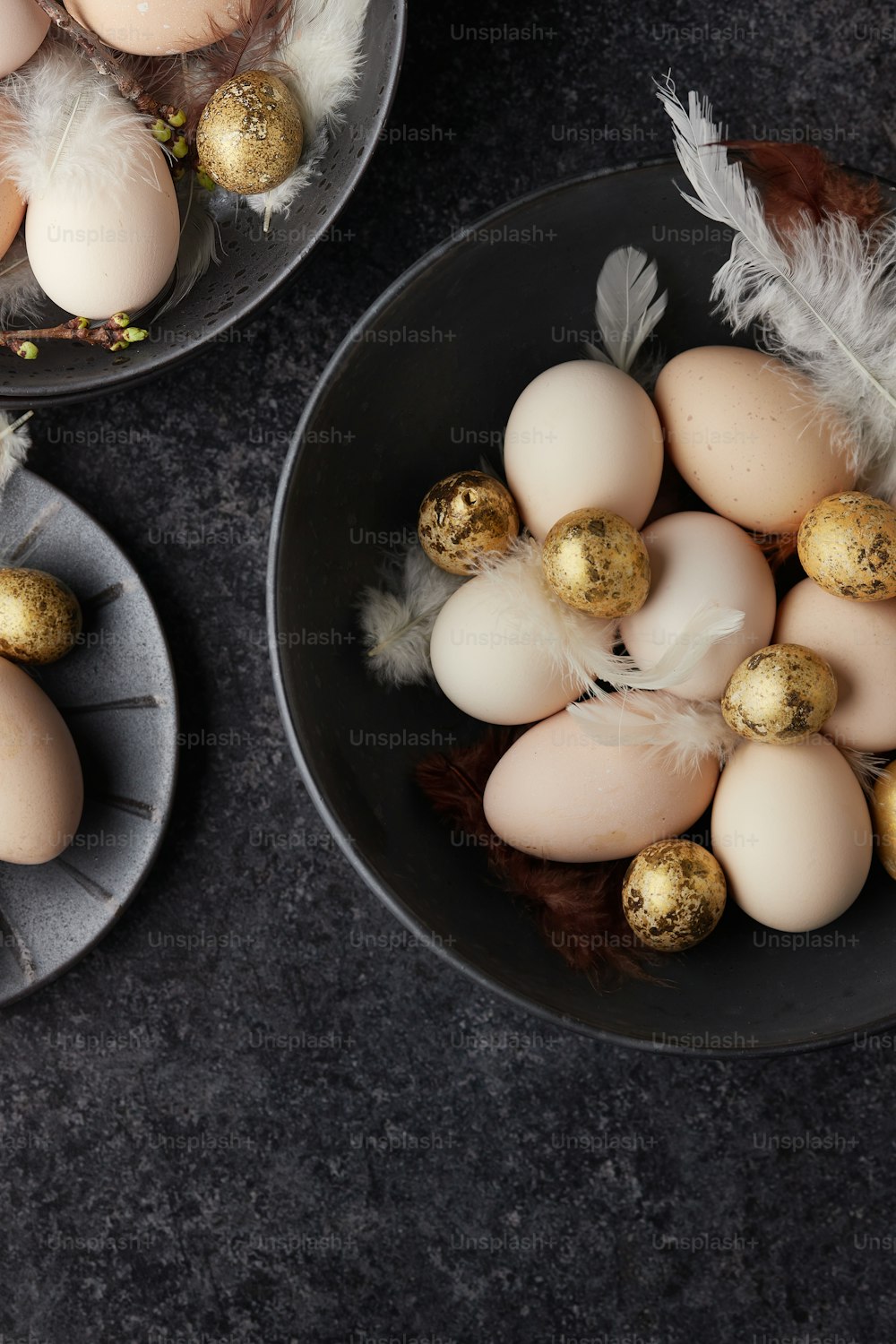 Un par de tazones llenos de huevos encima de una mesa