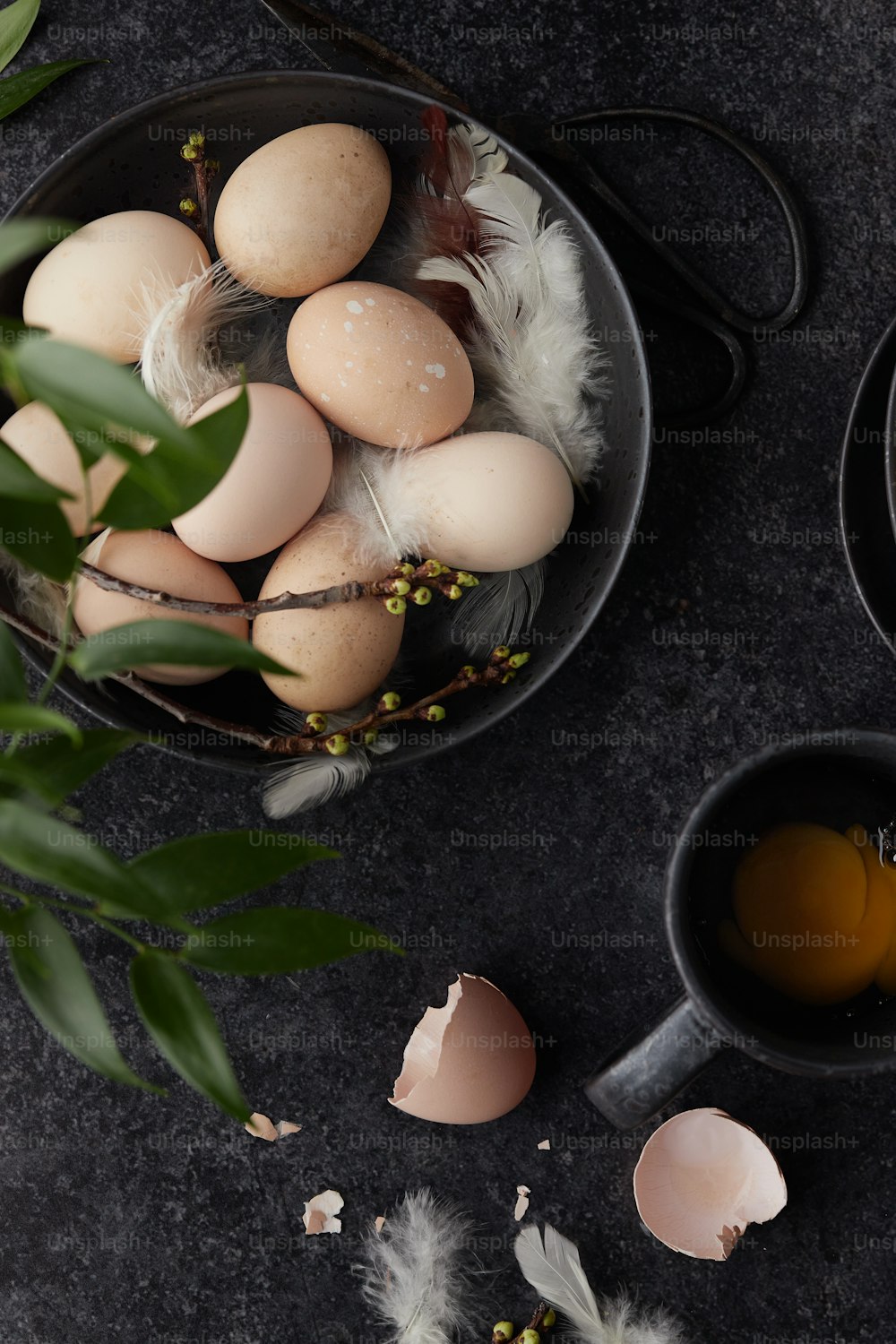 uma tigela cheia de ovos ao lado de uma xícara de chá
