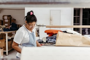 Eine Frau arbeitet an einem Möbelstück