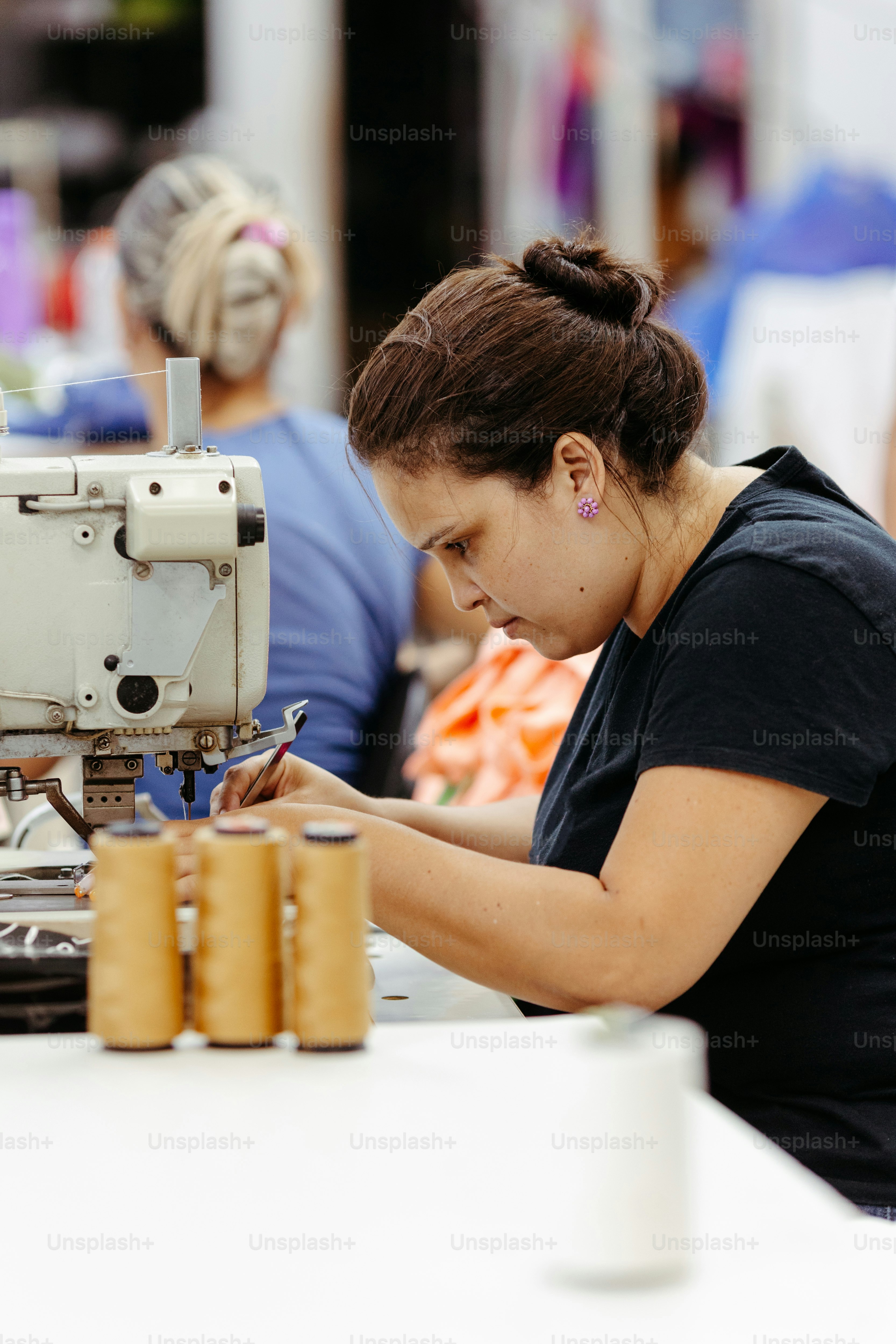 A sewing machine sitting on top of a table photo – Job Image on Unsplash