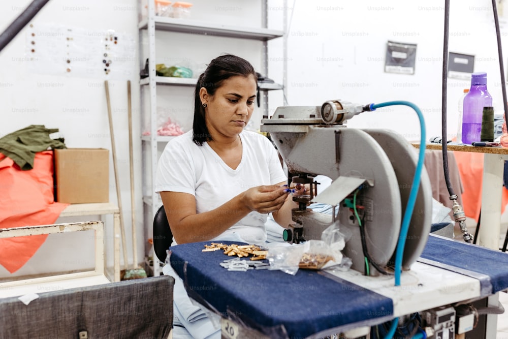 工場で機械で作業する女性