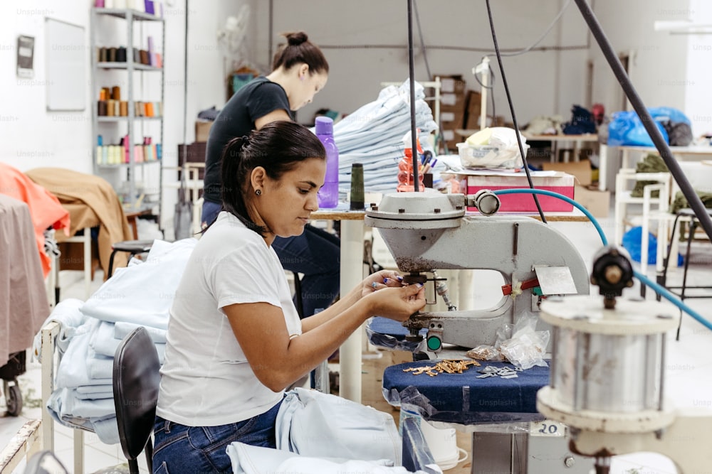 Eine Frau arbeitet an einer Nähmaschine in einer Fabrik