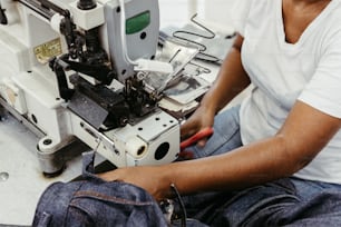 um homem está trabalhando em uma máquina de costura