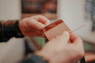 una persona sta tagliando un pezzo di carta con un paio di forbici