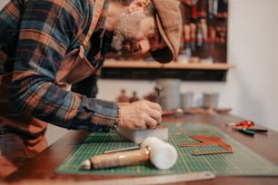 um homem está trabalhando em um pedaço de madeira
