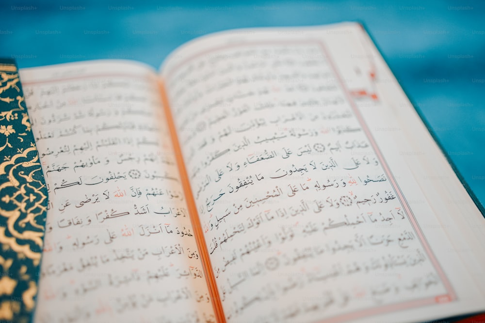 Nahaufnahme eines offenen Buches mit arabischer Schrift