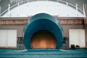 Ein Raum mit einer großen blauen Skulptur in der Mitte
