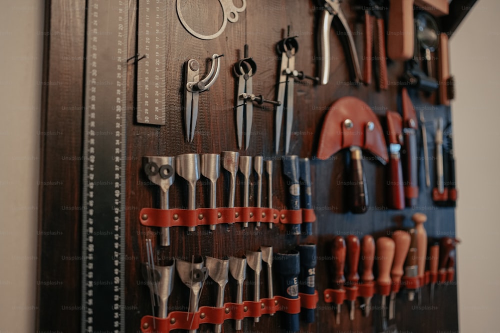 um monte de ferramentas penduradas em uma parede