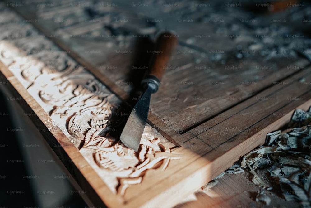 un couteau est sur une planche à découper en bois