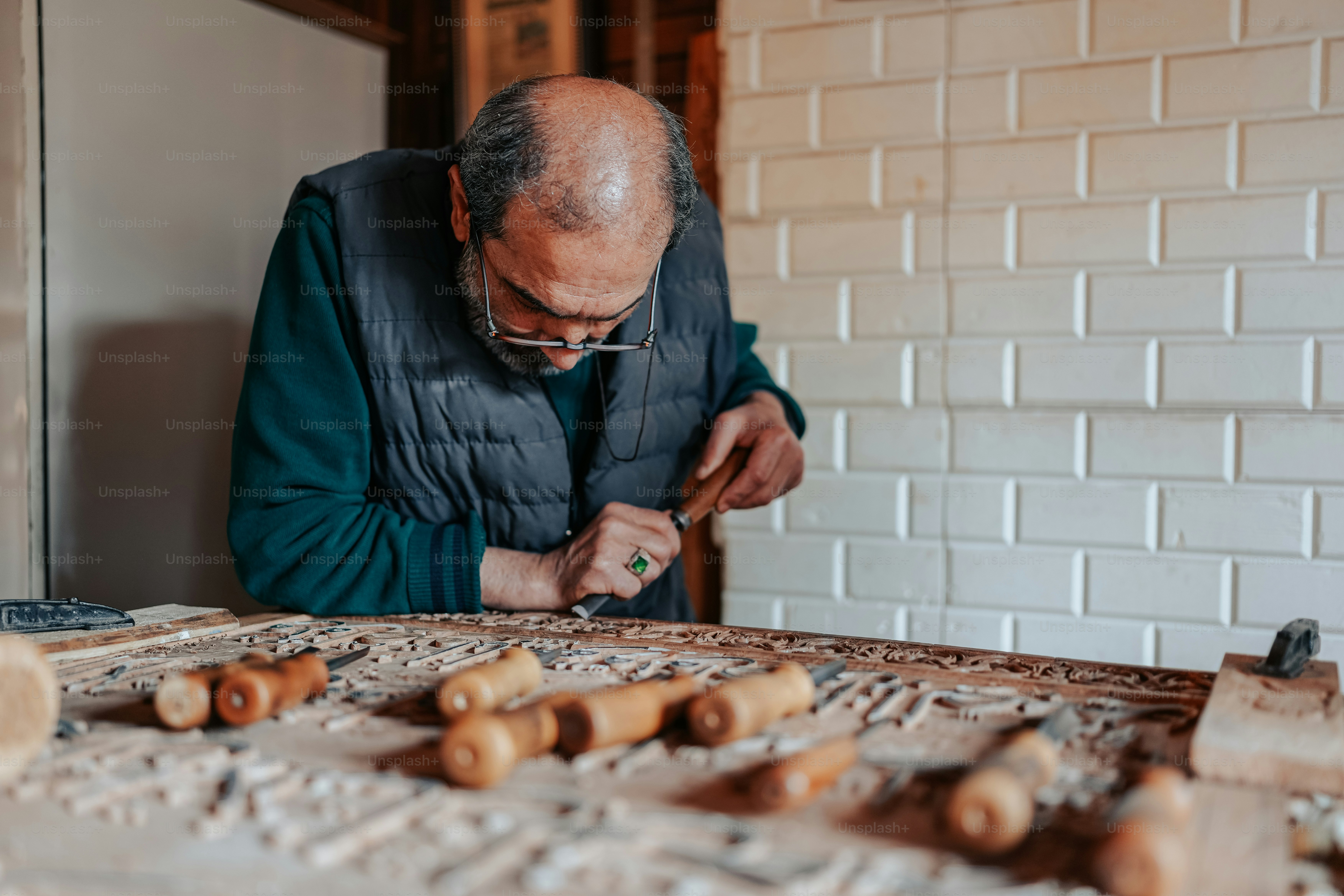 Un hombre está trabajando en un pedazo de madera