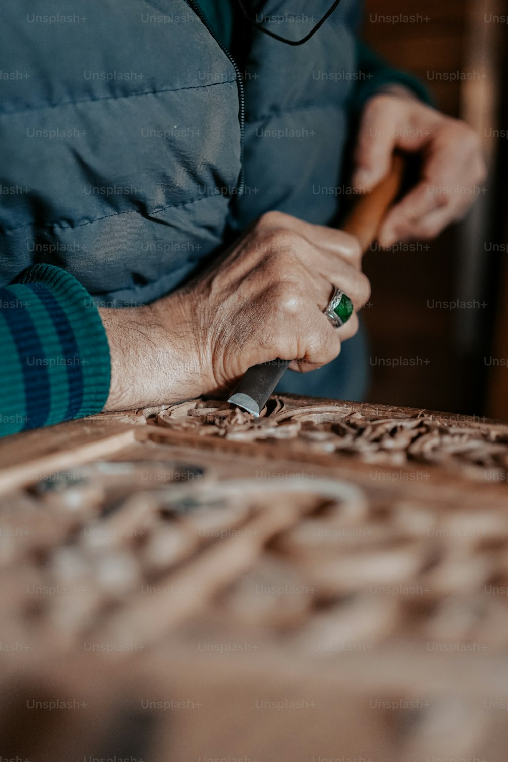 una persona usando una herramienta de tallado de madera en un pedazo de madera